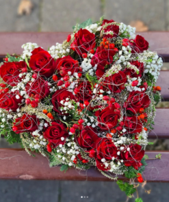 Herz gesteckt mit roten Rosen