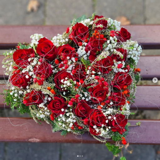 Herz gesteckt mit roten Rosen