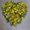 Herz gesteckt mit gelben Rosen