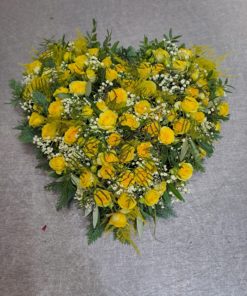 Herz gesteckt mit gelben Rosen