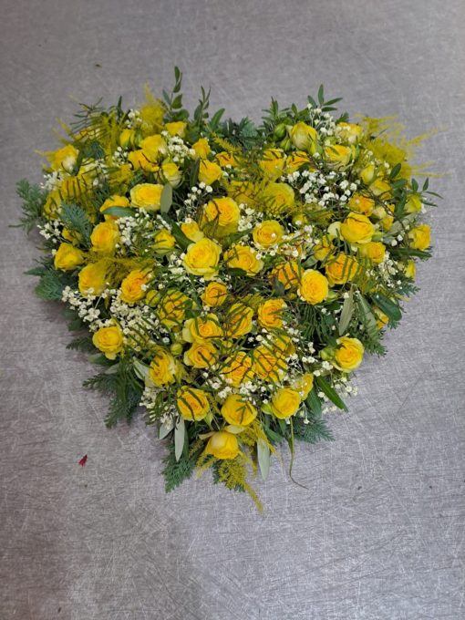 Herz gesteckt mit gelben Rosen