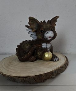 Drache Egon sitzend